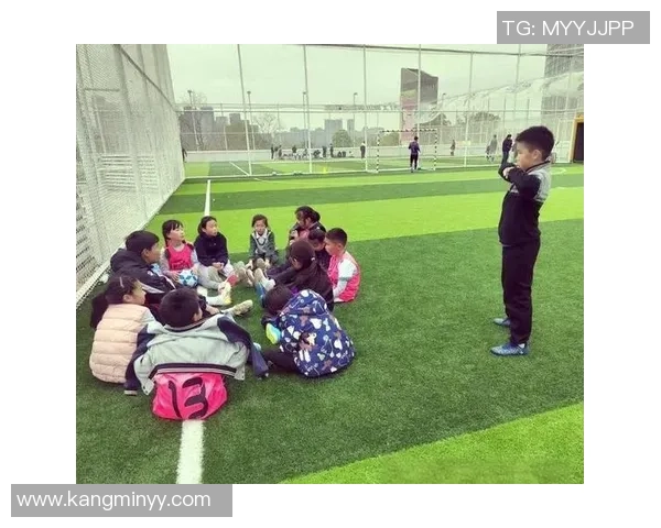 青春与梦想交织在绿茵场上的足球明星们的奋斗与荣耀瞬间分享